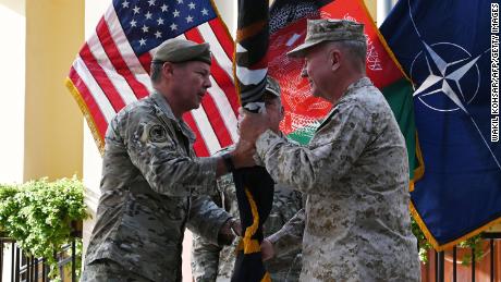 Le général Austin Miller, le plus haut commandant américain en Afghanistan, passe le drapeau de la mission Resolute Support dirigée par les États-Unis au général Kenneth McKenzie, chef du commandement central américain, le 12 juillet.