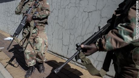 Żołnierze z południowoafrykańskich sił obrony narodowej są rozmieszczoni w Soweto, aby pomóc policji w walce ze śmiertelną przemocą i grabieżą.