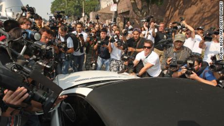 La mafia de fotógrafos Britney Spears'  automóvil en octubre de 2007 cuando llega a la corte de familia para una audiencia para acordar los arreglos de custodia con su exesposo Kevin Federline.