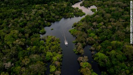 Veduta aerea di una barca che sfreccia sul fiume Jurura nel comune di Carauari, nel cuore della foresta amazzonica brasiliana, il 15 marzo 2020. 