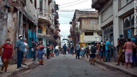 A line to buy food in Havana, on February 2, 2021.