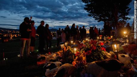 先住民コミュニティのためのカナダの学校からの何千人もの子供たちが、マークのない墓に埋葬される可能性がある、と当局者は言います