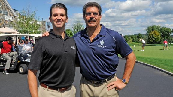 Donald Trump Jr en Matthew F. Calamari, Director of Operations voor The Trump Organization op 10 september 2012 in Briarcliffe Manor, New York.  