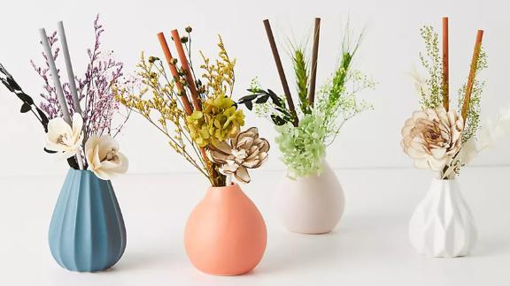 Ceramic diffuser with bouquet of flowers