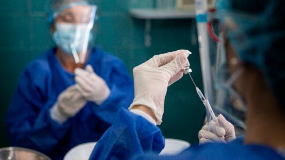 MONTEVIDEO, URUGUAY - APRIL 14: Nurses prepare doses of anti Covid-19 vaccine at Hospital Pereira Rossell on April 14, 2021 in Montevideo, Uruguay. (Photo by Ernesto Ryan/Getty Images)