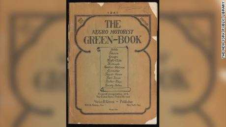 À l'époque de Jim Crow, le "Negro Motorist Green Book"  hôtels classés, restaurants, stations-service et autres établissements où les voyageurs noirs étaient les bienvenus.