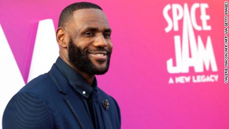 El debut de LeBron James en Space Jam lo convierte en rey de la