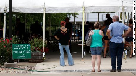 La gente hace fila para vacunarse en Mother's Company.  s elaborando en Springfield, Missouri, el 22 de junio de 2021.