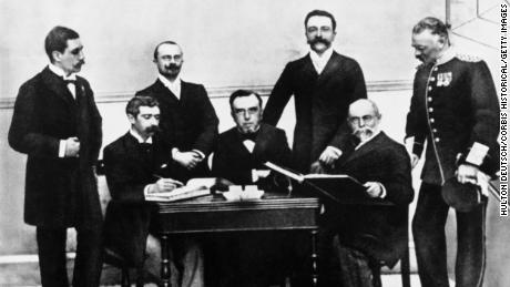 De gauche à droite : Willabald Gebhardt d'Allemagne, le baron Pierre de Coubertin de France, Jerry Goeth de Bohême, le président Dimitros Vikilas de Grèce, Ferenc Kimi de Hongrie, Alexei Potovsky de Russie et Viktor Balck de Suède lors de la première réunion des Jeux Olympiques internationaux.  Comité d'organisation des Jeux Olympiques de 1896.