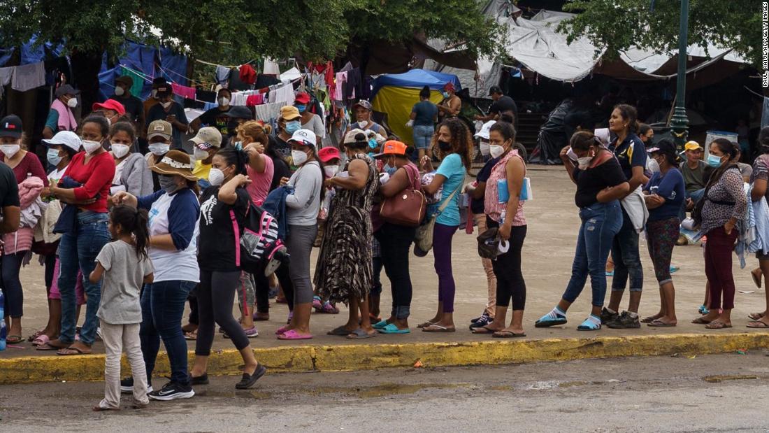 La Corte Suprema suspende brevemente la orden exigiendo reactivación de la política de ‘Permanecer en México’