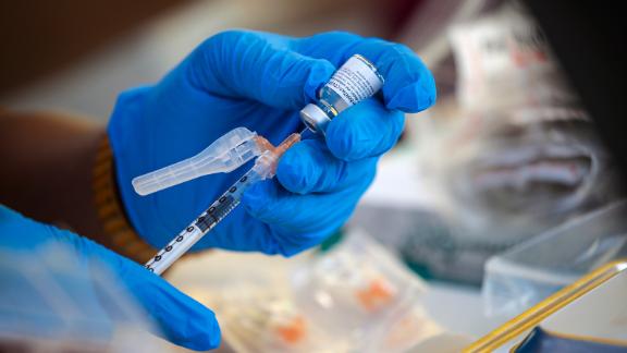 Los Angeles, CA - July 16: Mothers In Action hosts a mobile COVID-19 vaccine clinic, in collaboration L.A. County Department of Public Health at Mothers in Action on Friday, July 16, 2021 in Los Angeles, CA. (Irfan Khan / Los Angeles Times via Getty Images)