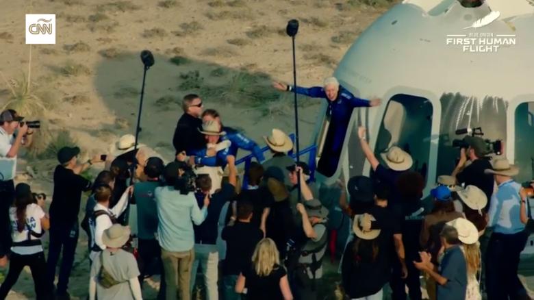 Jeff Bezos y los pasajeros del Blue Origin salen de la cápsula del New ...