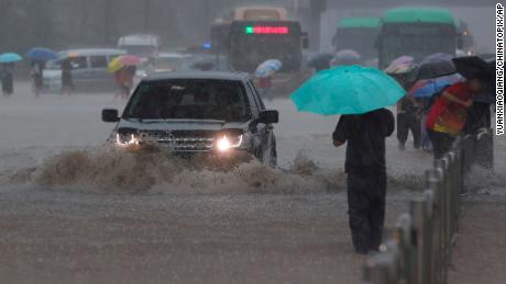 周五，中国中部宣布了极端洪水危险，洪水淹没了地铁线路。 
