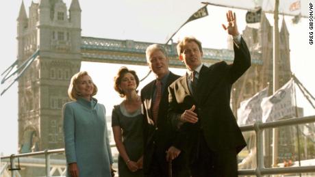 US President Bill Clinton and his wife Hillary pose in front of London&#39;s Tower Bridge with British Prime Minister Tony Blair and his wife Cherie, center left, on May 29, 1997, before dining in a nearby restaurant.
