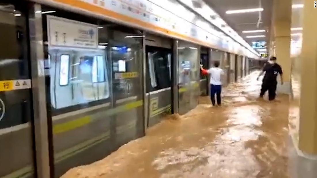 Death toll rises as passengers recount horror of China subway floods