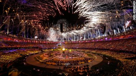2012年夏季オリンピックの開会式でオリンピック釜に火が点灯します。
