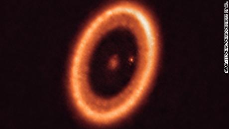 Esta imagen muestra un sistema planetario a 400 años luz de distancia y aún formándose.