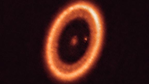 Esta imagen muestra un sistema planetario a 400 años luz de distancia que aún se está formando.
