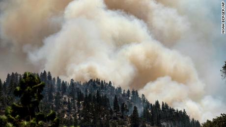 PG&E anuncia que enterrará 10,000 millas de líneas eléctricas para ayudar a reducir el riesgo de incendios forestales