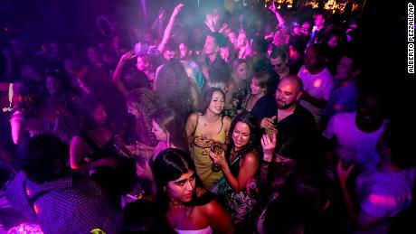 Tausende besuchten am 19. Juli Nachtclubs in ganz England, als fast alle Coronavirus-Beschränkungen aufgehoben wurden.  Am selben Tag kündigte der britische Premierminister Boris Johnson an, dass bis September Impfpässe für den Zutritt zu Nachtclubs erforderlich seien.