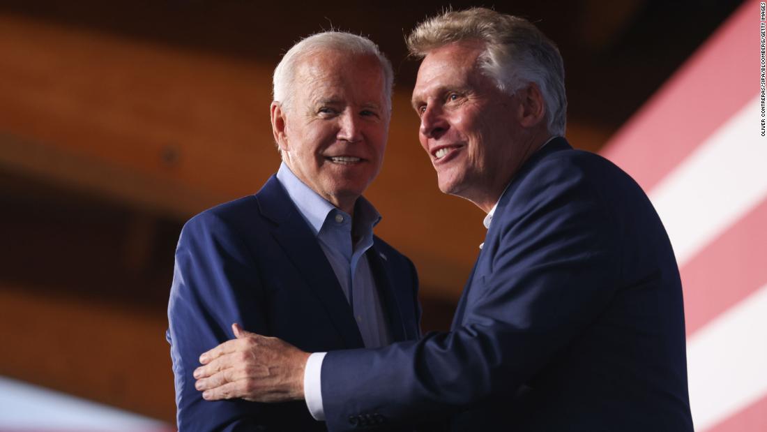 Biden torna in campagna elettorale con il raduno McAuliffe in Virginia