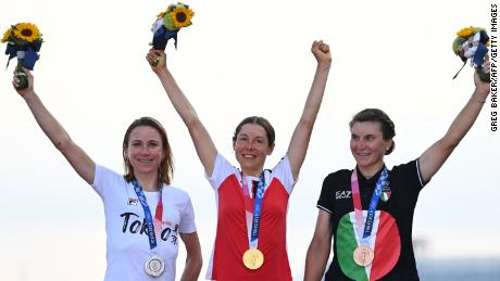 (L-R) Silver medallist Netherlands&#39; Annemiek Van Vleuten, Gold medallist Austria&#39;s Anna Kiesenhofer and bronze medallist Italy&#39;s Elisa Longo Borghini celebrate on the podium during the medal ceremony for the women&#39;s cycling road race of the Tokyo 2020 Olympic Games, at the Fuji International Speedway in Oyama, Japan, on July 25, 2021. 