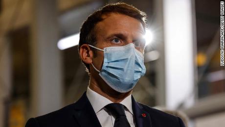 Macron dice que quiere 'cabrear'  los no vacunados, a medida que aumentan las tensiones por la nueva vacuna francesa