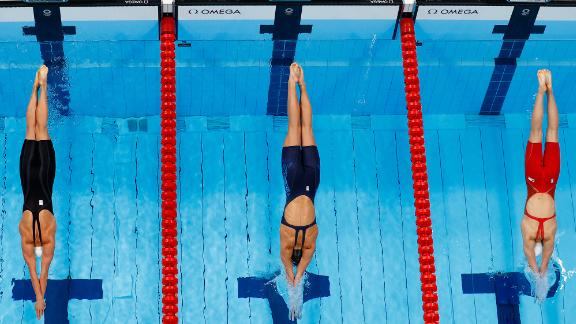From left, Hungary's Katinka Hosszú, the United States' Alex Walsh and China's Yu Yiting take part in a semifinal race for the 200-meter individual medley on July 27. Walsh won the race.