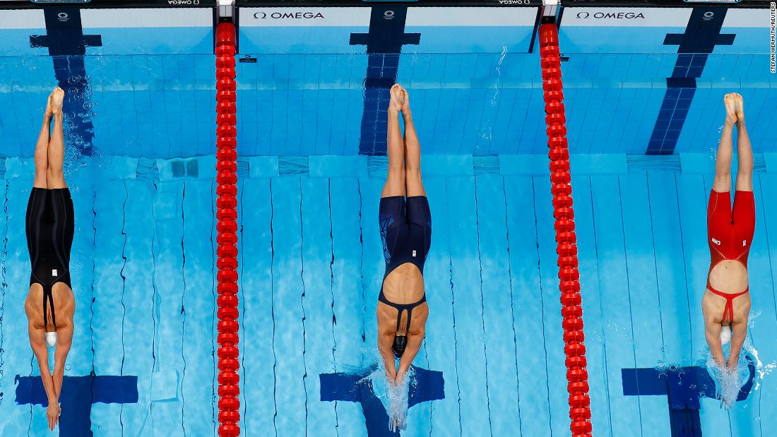 From left, Hungary&#39;s Katinka Hosszú, the United States&#39; Alex Walsh and China&#39;s Yu Yiting take part in a semifinal race for the 200-meter individual medley on July 27. Walsh won the race.