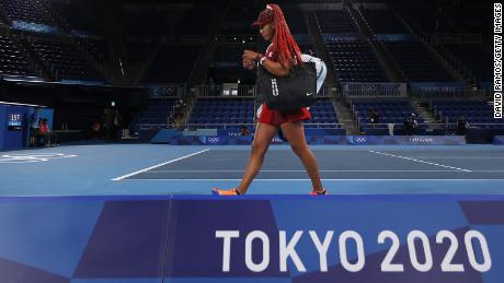 Наоми Осака покинет Олимпиаду в Токио без медали, уступив в третьем туре Маркете Вондросовой