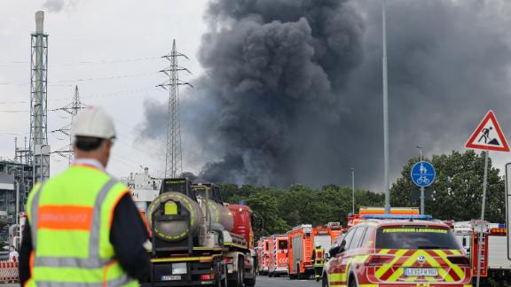 Vehicule de urgență lângă parcul industrial Leverkusen din Germania, marți.