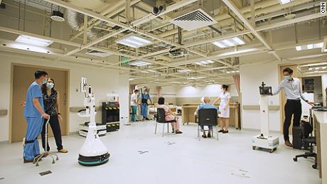L'hôpital dispose désormais de plus de 50 robots qui aident à effectuer des tâches allant de la chirurgie au nettoyage.