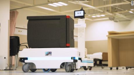 Les robots de l'hôpital général de Changi (CGH) sont tous gérés à l'aide de "RoMi-H"  -- un système de communication qui contrôle des choses telles que ses capteurs et ses données.