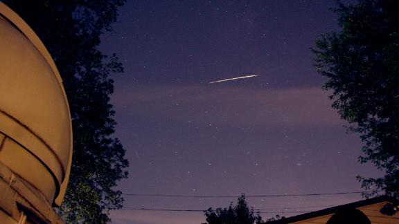 La lluvia de meteoros del delta sur, que se muestra arriba del año anterior, alcanza su punto máximo el 28 o 29 de julio.