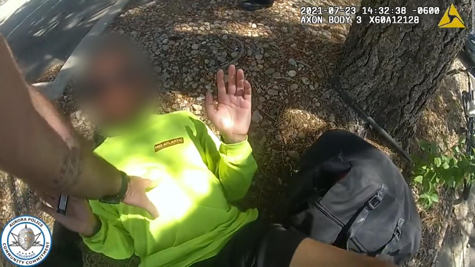 Video de cámara corporal muestra cómo un transeúnte taclea a sospechoso  que huía de la policía - CNN Video