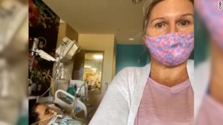 Эта мама из Флориды уже несколько дней живет в отделении интенсивной терапии своей дочери-подростка, молясь, чтобы выжить из-за коронавируса.