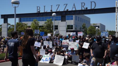 Les employés d'Activision Blizzard ont organisé un débrayage mercredi pour protester contre les réponses de l'entreprise au procès et exiger un traitement plus équitable pour le personnel sous-représenté. 