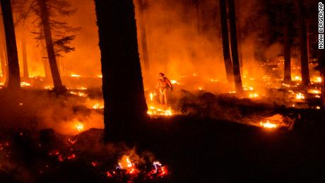 Dixie Fire reaviva el trauma de los sobrevivientes del incendio forestal más mortífero en la historia de California