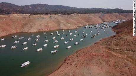 Houseboats sit in low water on Lake Oroville as California&#39;s drought emergency worsens