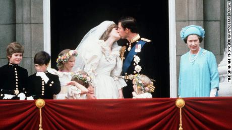 The newlyweds shared a kiss on the balcony of Buckingham Palace.