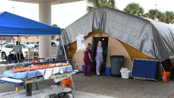 Des infirmières dans une tente de traitement à l'extérieur du service des urgences du Holmes Regional Medical Center de Melbourne, en Floride, qui sert de zone de débordement pour les personnes infectées par Covid-19.