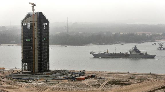 Un carguero pasa a lo largo de un arroyo durante la construcción en el sitio de Eco-Atlantic City en febrero de 2016.