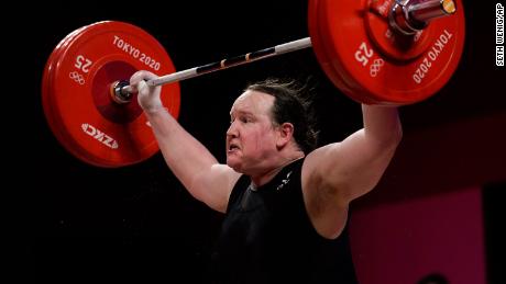 Laurel Hubbard neemt deel aan de finale gewichtheffen van +87 kg voor vrouwen.