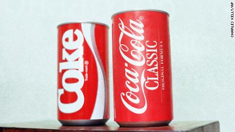 이 1985년 7월 11일 사진에서 New Coke와 Coca-Cola Classic 캔은 애틀랜타에서 기자 회견 중에 보여집니다. 