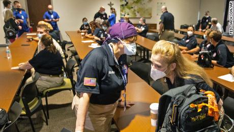 De indiaan Bogner Orenstein, een verpleegster uit Maryland, praat met Brian Engel, een verpleegster uit Chattanooga, Tennessee, terwijl bijna dertig gezondheidswerkers uit het hele land arriveerden om de personeelsbezetting van het Lady Lake Regional Medical Center in Baton Rouge te helpen voltooien op 2 augustus 2021 .  