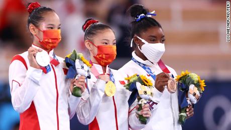 Guan Chenchen ganhou a trave de ouro nas Olimpíadas de Tóquio, enquanto Simone Biles levou o bronze