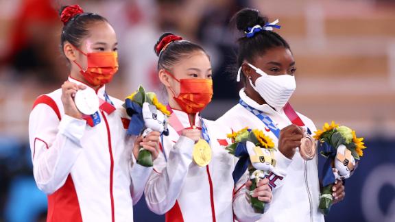 Tang Xijing, Guan Chenchen și Simone Biles pozează cu medaliile lor după finala feminină.  