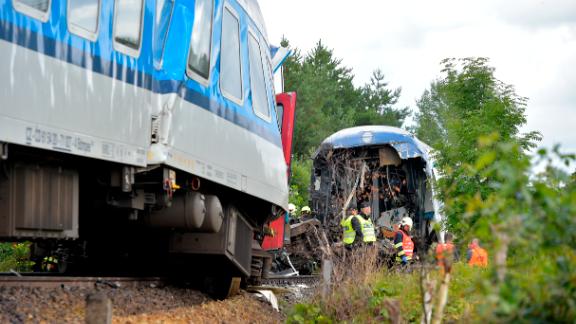 Ambos trenes involucrados en el incidente permanecieron en posición vertical sobre o cerca de las vías.