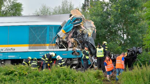 Dos muertos y más de 40 heridos en accidente de tren checo | CNN 2 Los trenes chocaron cerca del pueblo de Milavce, a unas 140 millas al suroeste de la capital checa, Praga.