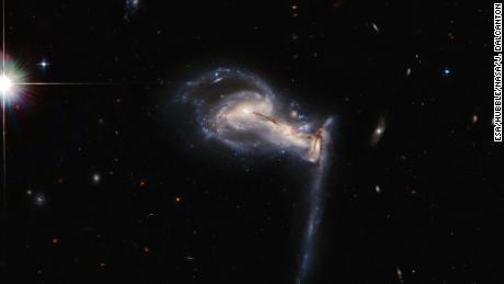 Hubble, savaşan galaksilerin çarpıcı bir resmini çekiyor